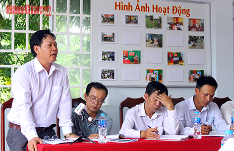 Một cuộc họp lệ của Chi bộ ấp Hưng Phú, thị trấn Cây Dương.